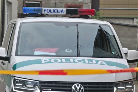 Vairuotojas, atidarantis automobilio dureles, su nemalonia veido išraiška