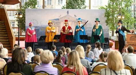 iliustracija, vaizduojanti vaikus, dainuojančius ir grojančius muzikos instrumentais