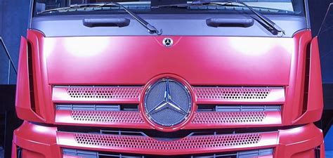 Mercedes-Benz Actros vilkiko nuotrauka kelyje, pabrėžianti jo dizainą ir aerodinamines savybes