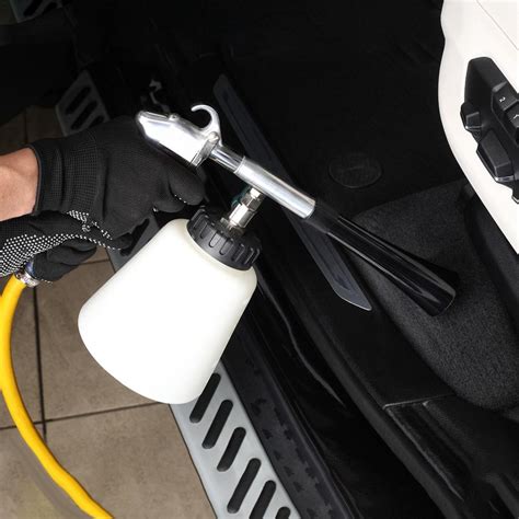 Schema, iliustruojanti garų valymo technologijos poveikį automobilio kėbului
