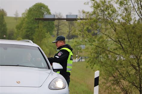 avarijos vietos nuotrauka su apgadintais automobiliais ir gelbėtojų technika