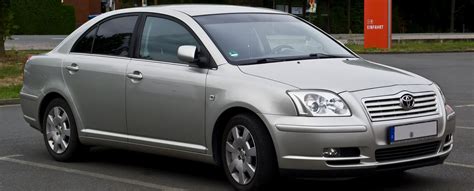 Toyota Avensis 2005 automobilis važiuojantis keliu