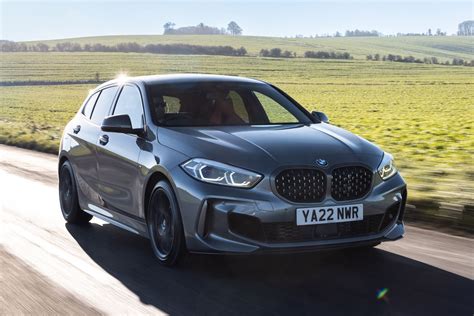 BMW M135i automobilis posūkyje