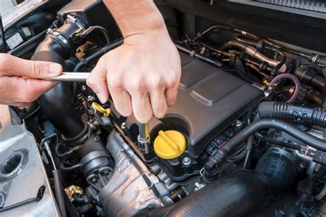 Automobilio variklio tepalo lygio tikrinimas matuokliu