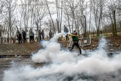 Policija naudoja ašarines dujas prieš migrantus