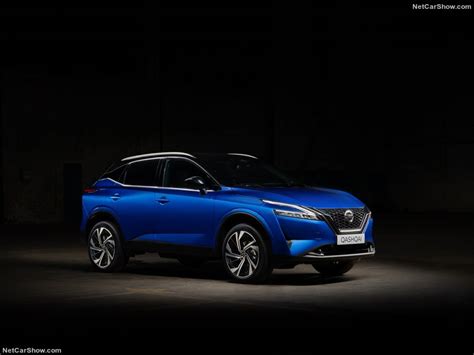 „Nissan Qashqai“ automobilio iliustracija, pabrėžianti modernų dizainą ir saugumo elementus