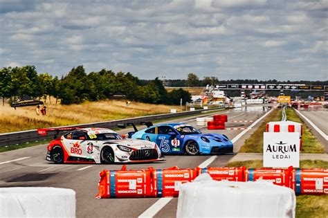 Lenktynių trasos vaizdas su „Honda“ automobiliais „Trackday“ metu