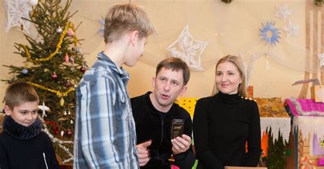 „Honda“ klubo narių apsilankymas vaikų namuose, bendra nuotrauka su vaikais