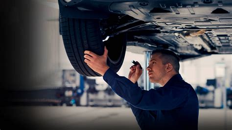тематическое фото: автомеханик производит осмотр ходовой части Volkswagen