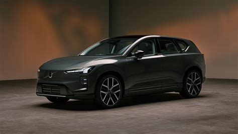 „Volvo EX60“ automobilio eksterjero nuotrauka su elektros įkrovos stotele