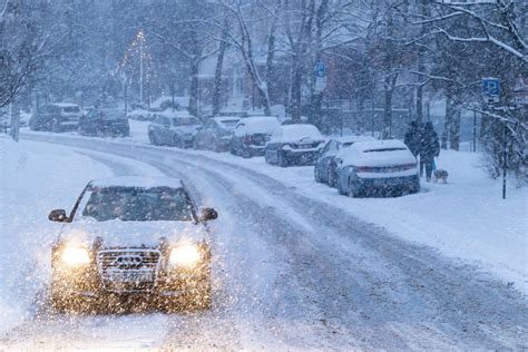 Teminis paveikslėlis: automobilis važiuoja rūke ar sningant