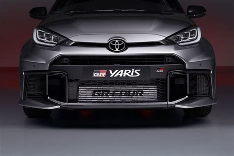 Foto koliažas su populiariausiais „Toyota“ modeliais: Corolla, Prius, Land Cruiser ir GR Yaris.