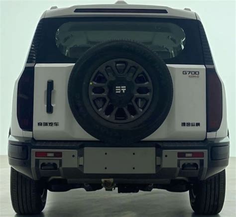 nuotrauka su rūdijančiomis ratų arkomis