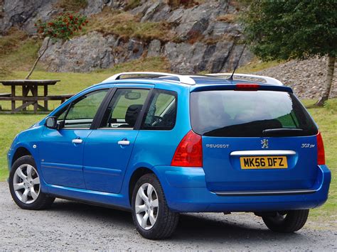 Peugeot 307 SW išorės vaizdas, pabrėžiantis pailgintą kėbulą ir stogo liniją