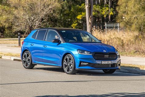 Skoda Fabia kapotas pakeltas ir užfiksuotas atraminiu strypu