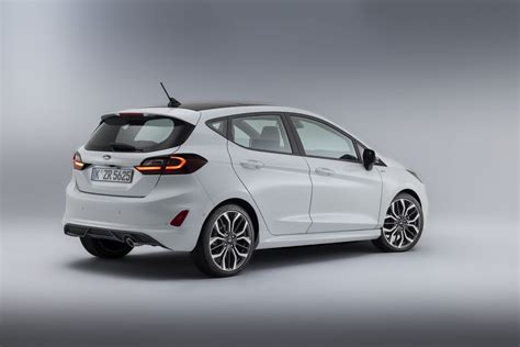 Tematinė nuotrauka: Ford Fiesta Active VIII (Mk8) važiuojanti keliu