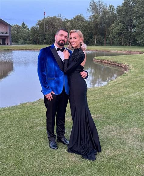 Schema, iliustruojanti du pasirinkimus: automobilio perregistravimą su naujais numeriais arba dublikato gavimą.