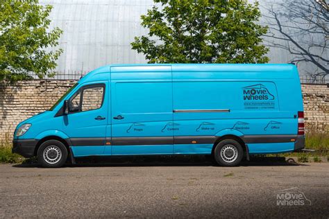 Apgadinto „Mercedes Sprinter“ mikroautobuso avarijos vietoje