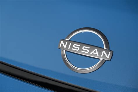 Istorinė „Nissan“ gamyklos nuotrauka arba „Nissan“ logo evoliucija
