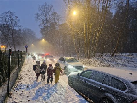 Autobusų vairuotoja atsakingai vairuoja per sniegą