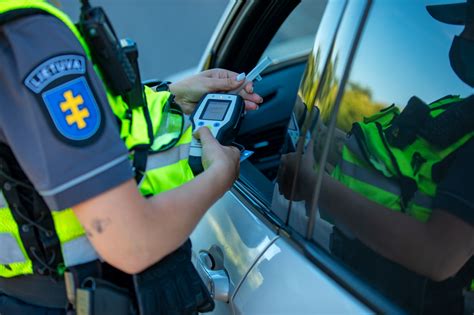 Policijos pareigūnai tikrina vairuotojus alkotesteriu