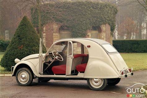 „Citroën 2CV“ kelyje, demonstruojantis savo unikalią pakabą