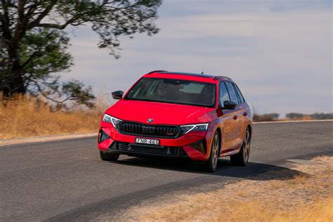 Detali schema: kuro bako užrakto varikliuko vieta ir tvirtinimai „Skoda Octavia 2“ automobilyje