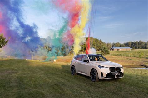 Vaizdinis BMW automobilio modelis, iliustruojantis prabangą ir dinamiškumą.