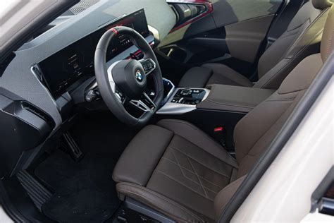 Fotografija, vaizduojanti BMW 1 serijos automobilio interjerą ir eksterjerą.