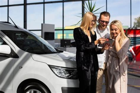 Tematinė nuotrauka: įvairių modelių automobiliai ilgalaikės nuomos parke