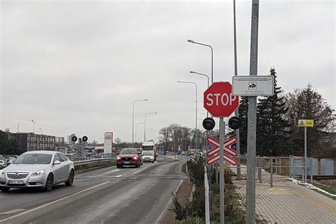 Infografika, vaizduojanti saugaus elgesio taisykles artėjant prie geležinkelio pervažos (STOP ženklas, šviesoforo signalai, užtvarai).