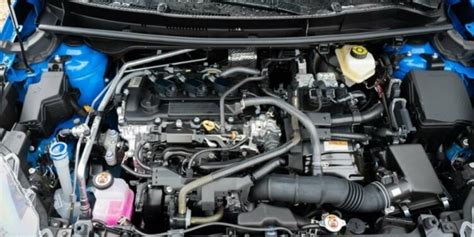 Vaizdas: schematiškas automobilio variklio skyrius su pavaizduotu variklio gaubtu ir jo izoliacinėmis savybėmis