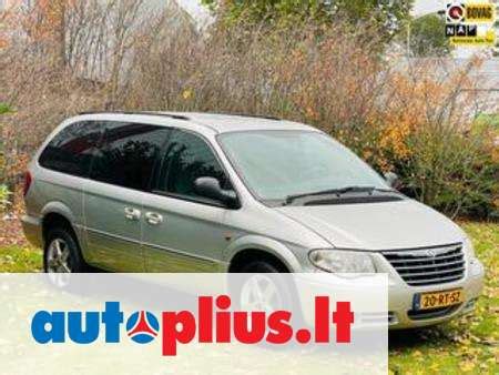 Teminė nuotrauka: Chrysler Voyager su įjungtais valytuvais lyjant lietui