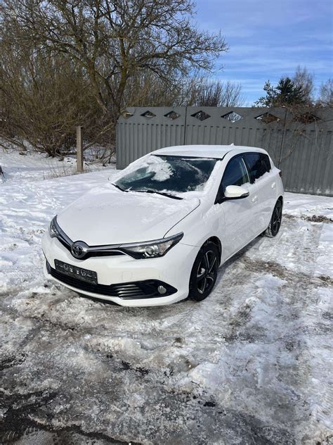 Toyota Auris hečbekas miesto gatvėje