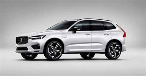 Nuotrauka: Volvo XC60 įkrovimo jungties vieta ir prijungimo procesas