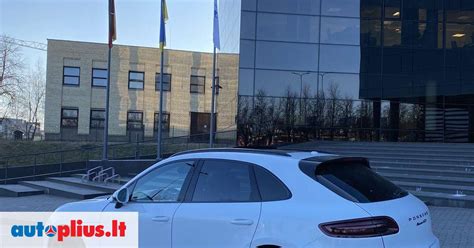 Kolekcija nuotraukų, vaizduojančių skirtingų klasių automobilius, siūlomus nuomai.