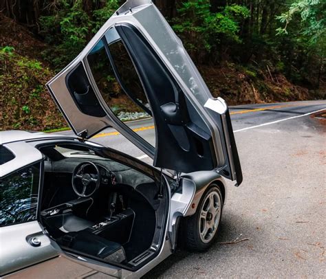 Tematinė nuotrauka, vaizduojanti sportinę išmetimo sistemą arba automobilį su modifikuotu išmetimu