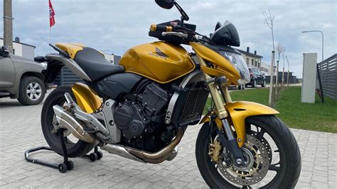 Honda CB600F Hornet (PC41) šoninis vaizdas, pabrėžiantis „naked“ stiliaus rėmą ir raumeningą baką