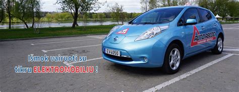 Naujas lengvasis automobilis vairavimo mokyklos automobilių stovėjimo aikštelėje