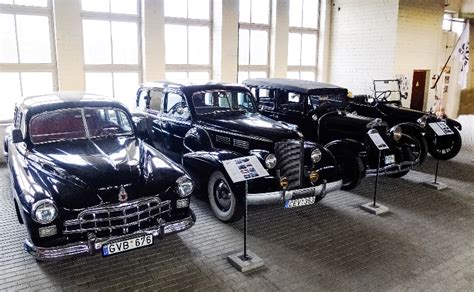 Bauskės motorų muziejaus ekspozicija (sunkvežimiai ir automobiliai)