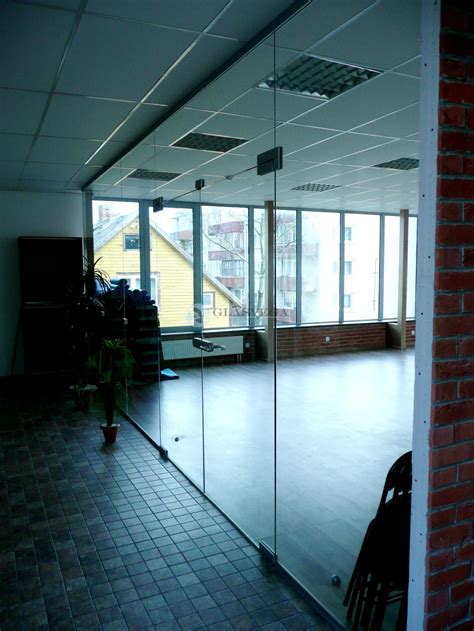 schema, rodanti laminuoto stiklo (su plėvele) ir grūdinto stiklo struktūrą