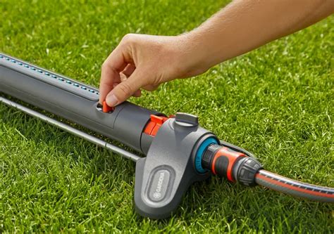 Svyruojančio purkštuvo „Gardena AquaZoom M“ techninė schema, iliustruojanti purškimo diapazoną ir reguliavimo galimybes