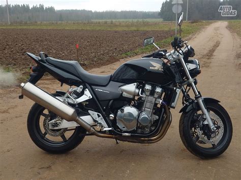 Klasikinis Honda CB 750 motociklas su keturiais išmetimo vamzdžiais