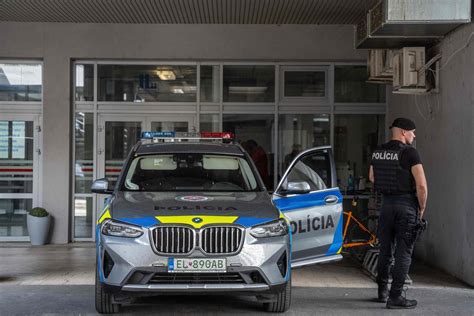 teminė nuotrauka: tėvai palieka vaiką automobilyje prekybos centro aikštelėje