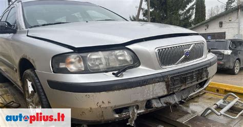 Vaizdas su automobilio Volvo V70 dalimis, išdėliotomis ant grindų