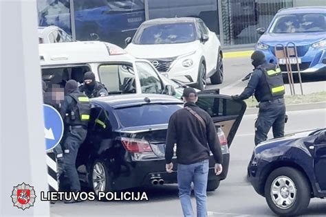 Jaunas vyras su prabangiu raudonu Ferrari automobiliu