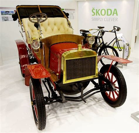 istorinis Škoda automobilis Prahos gatvėse