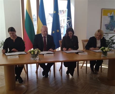 kolektyvinės sutarties pasirašymo ceremonija su profesinės sąjungos atstovais ir įmonės vadovybe