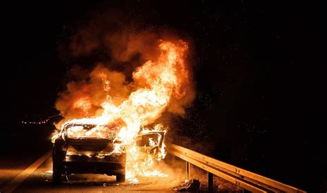 Teminė nuotrauka: degantis automobilis naktį