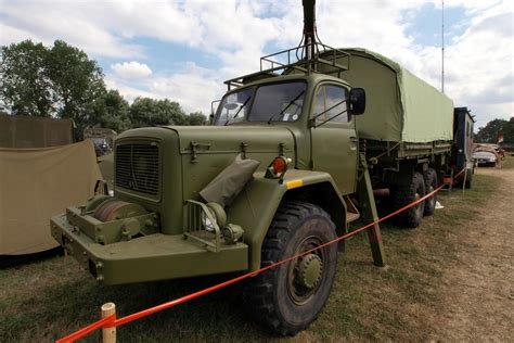 Schema, iliustruojanti pagrindinius sunkvežimio komponentus: važiuoklė, kabina, krovinių erdvė, variklis, transmisija, pakaba.